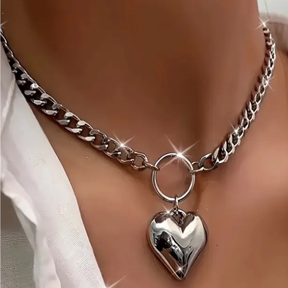 Elegant Heart Pendant Necklace .